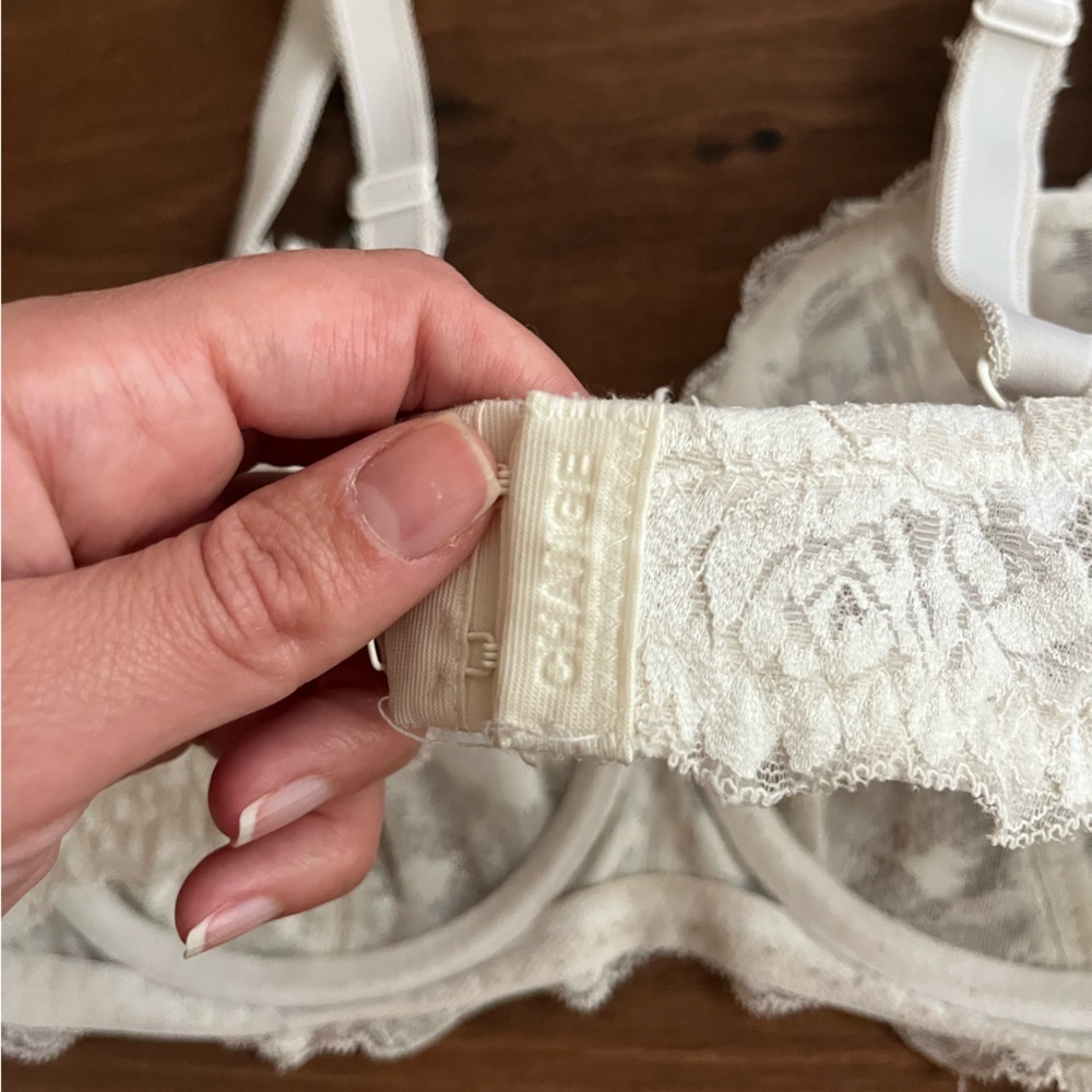 Change Lingerie « White Lace Sexy Bowtie Bra » — Size 80E / US-UK 36E / FR 95E - Picture 5 of 11